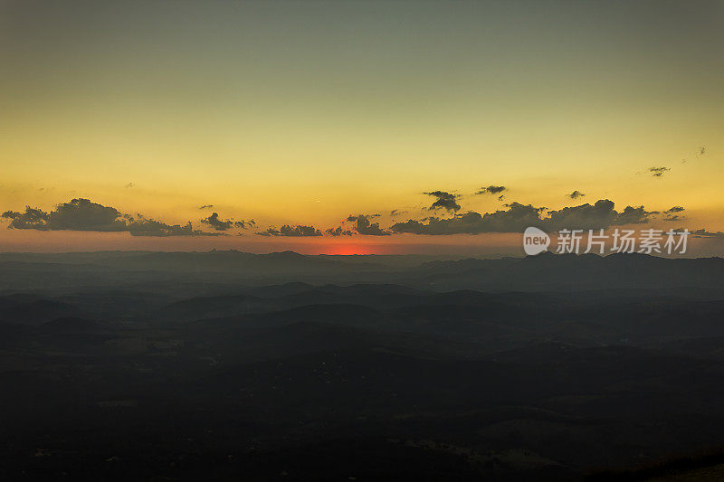 米纳斯吉拉斯州 Serra da Moeda 山顶的黄昏